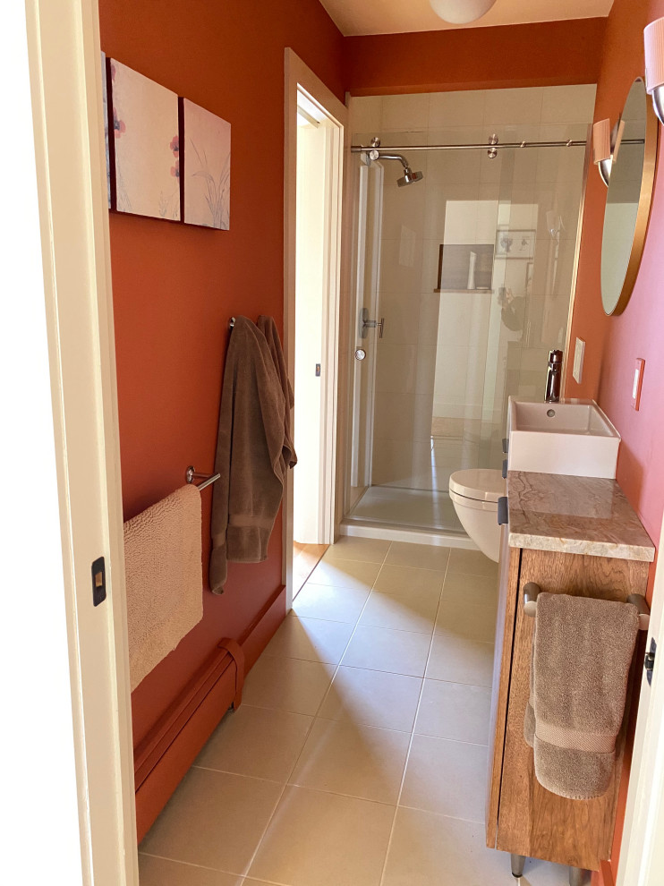 Идея дизайна: маленькая ванная комната в стиле модернизм с плоскими фасадами, темными деревянными фасадами, душем в нише, инсталляцией, белой плиткой, плиткой из травертина, красными стенами, полом из керамической плитки, душевой кабиной, настольной раковиной, столешницей из искусственного кварца, бежевым полом, душем с раздвижными дверями и серой столешницей для на участке и в саду