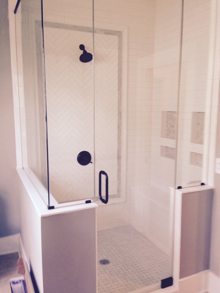 Mittelgroßes Modernes Duschbad mit Eckdusche, beigen Fliesen, Porzellanfliesen, beiger Wandfarbe und Keramikboden in New York