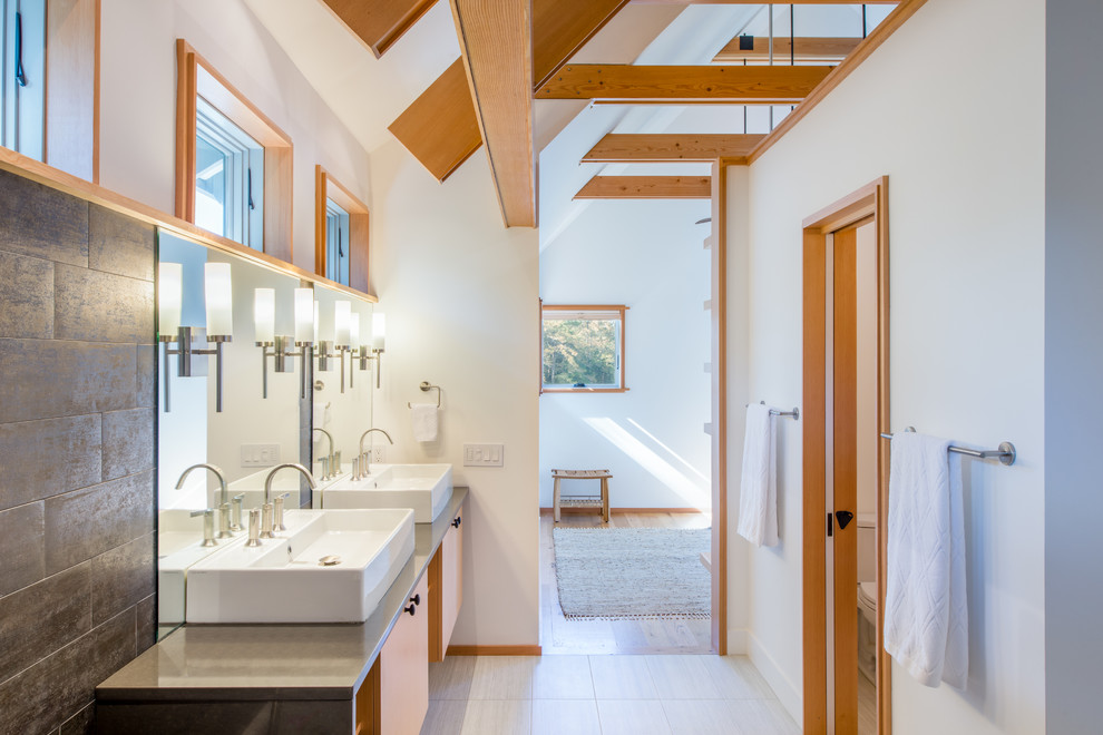 Cette photo montre une salle de bain principale tendance avec un placard à porte plane, des portes de placard oranges, un mur blanc et une vasque.