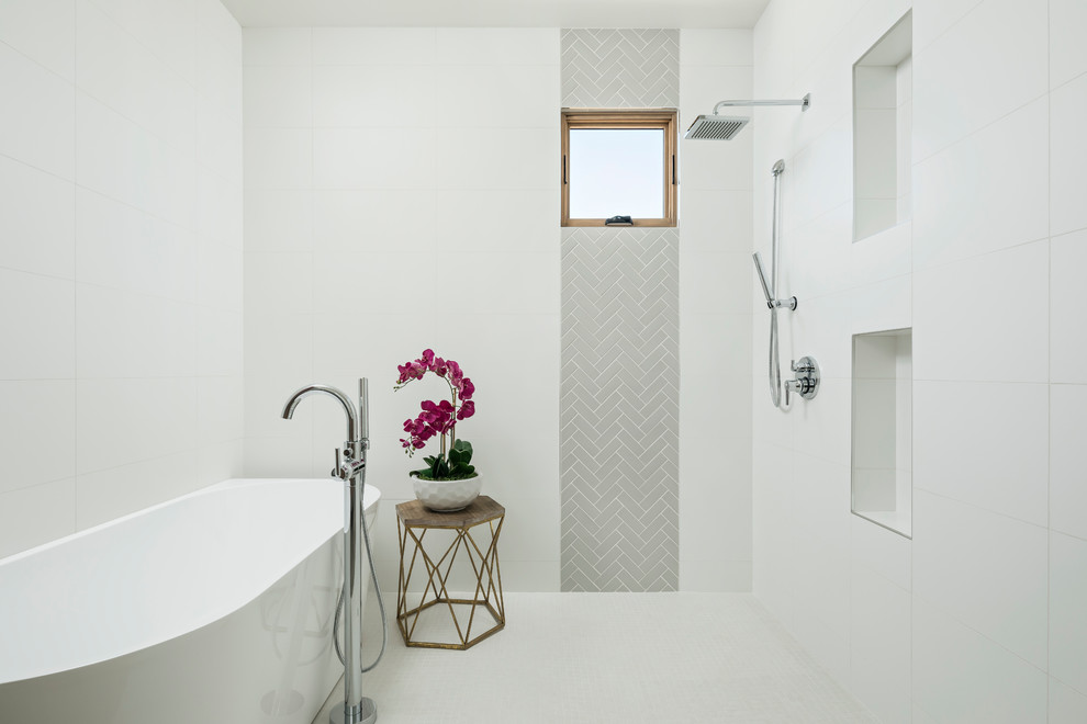 На фото: ванная комната в стиле фьюжн с плоскими фасадами, коричневыми фасадами, отдельно стоящей ванной, открытым душем, раздельным унитазом, белой плиткой, керамогранитной плиткой, белыми стенами, бетонным полом, накладной раковиной, столешницей из искусственного кварца, серым полом и открытым душем с