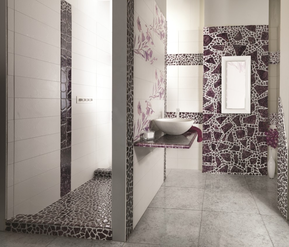 На фото: главная ванная комната среднего размера в классическом стиле с розовой плиткой, каменной плиткой и бетонным полом с