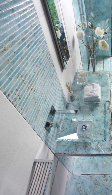 Modelo de cuarto de baño principal mediterráneo pequeño con lavabo tipo consola, baldosas y/o azulejos azules, baldosas y/o azulejos de piedra, paredes blancas y suelo de cemento