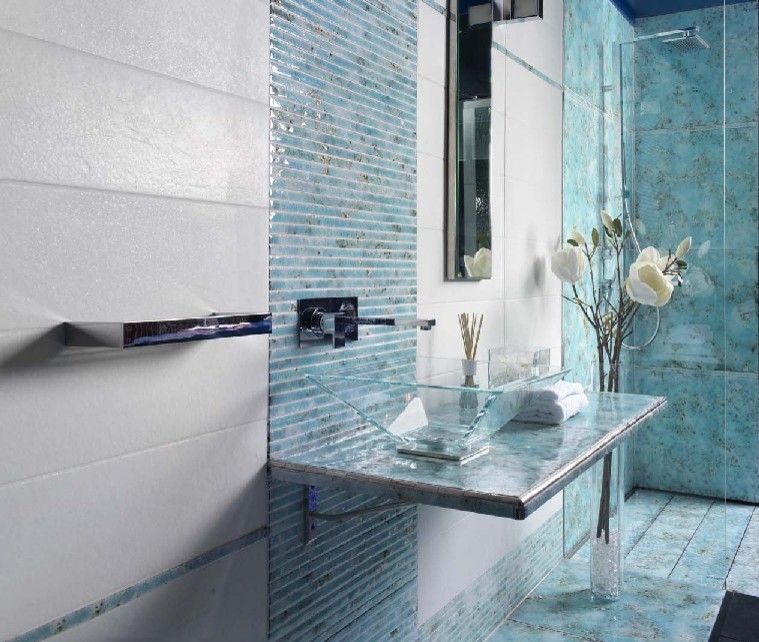 Ispirazione per una piccola stanza da bagno padronale mediterranea con top piastrellato, piastrelle blu, piastrelle in pietra, pareti bianche, pavimento in cemento e lavabo sospeso