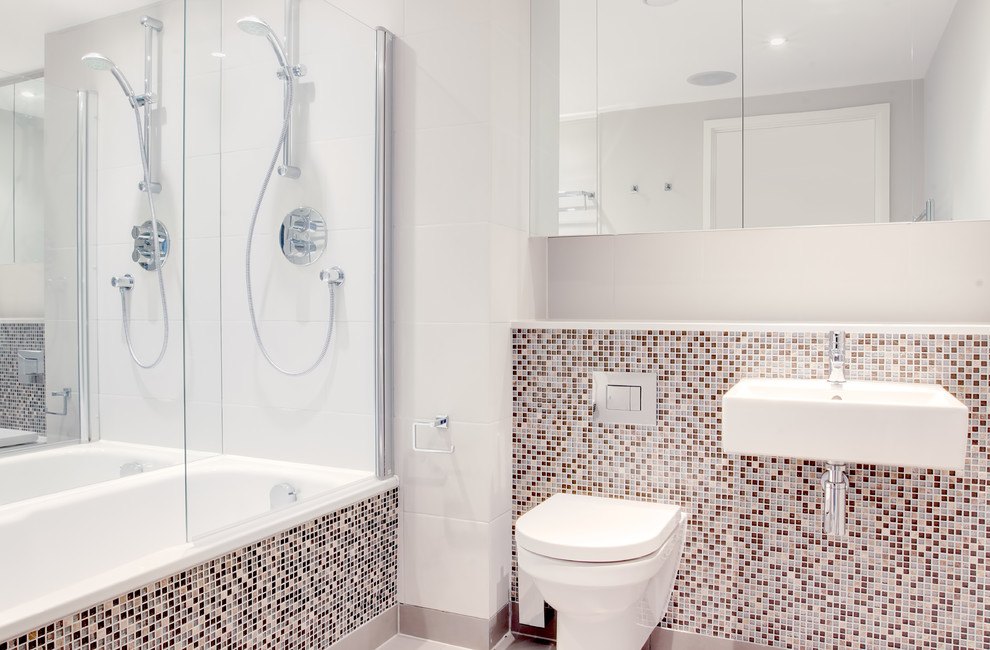 Idee per una stanza da bagno per bambini minimal con lavabo sospeso, WC sospeso, piastrelle multicolore e piastrelle a mosaico