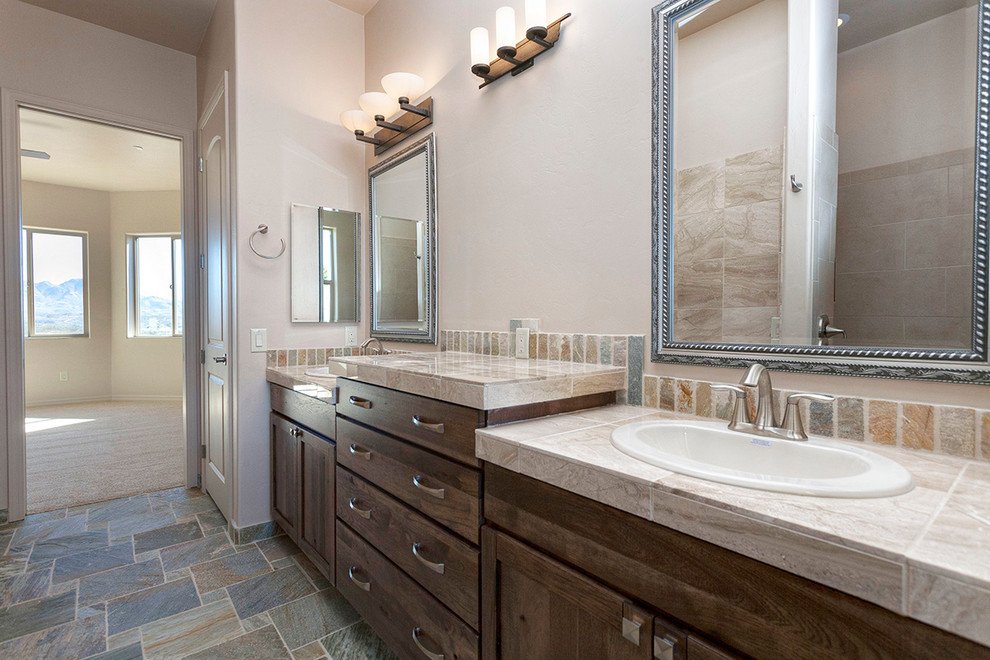 Esempio di una stanza da bagno american style di medie dimensioni con ante in stile shaker, ante in legno scuro, pareti beige e lavabo da incasso