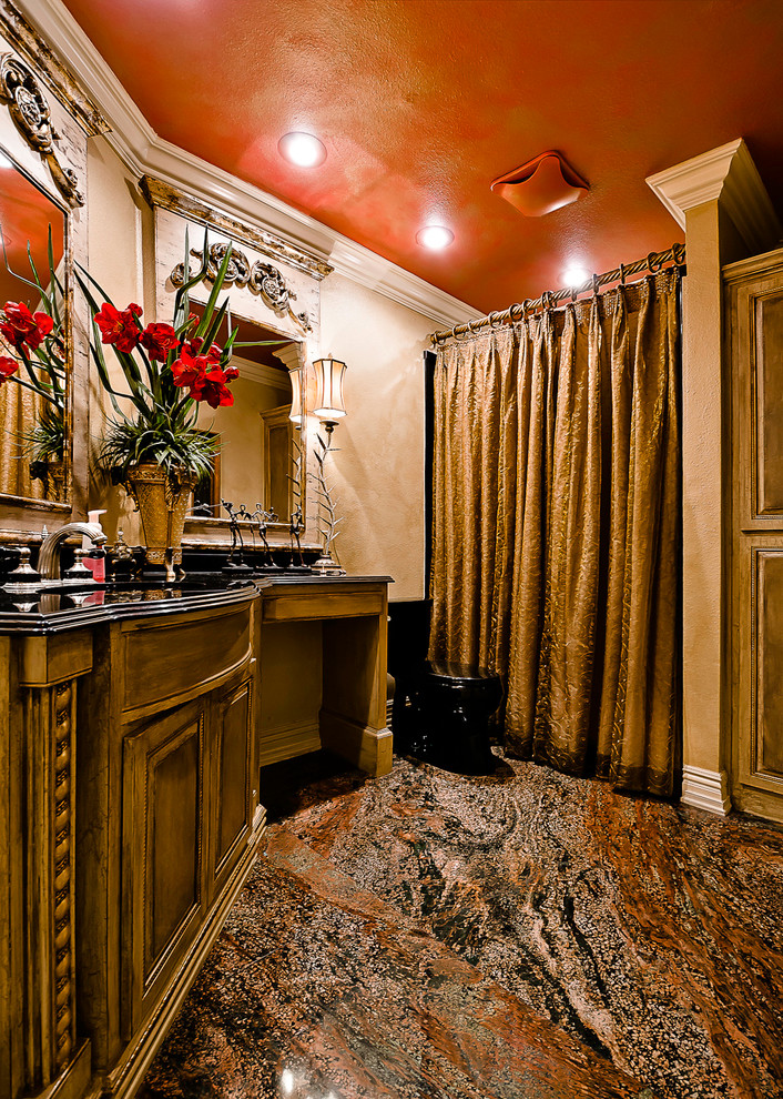 リトルロックにあるトラディショナルスタイルのおしゃれな浴室の写真