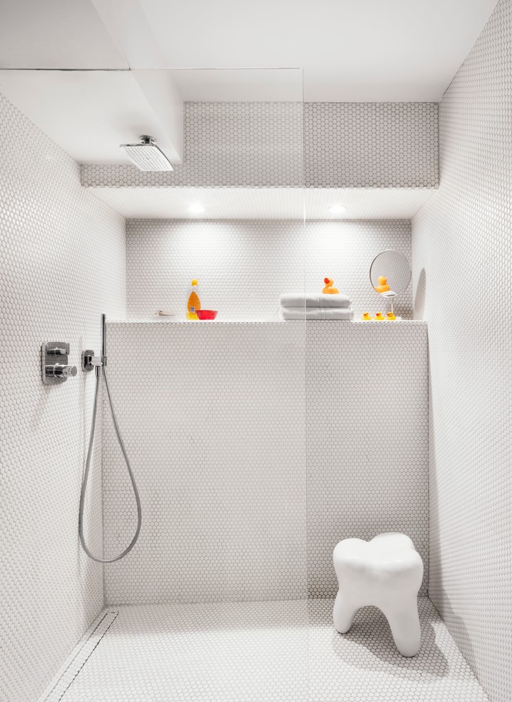 Идея дизайна: ванная комната в современном стиле с открытым душем