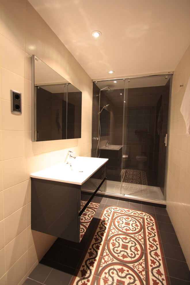 Ejemplo de cuarto de baño actual de tamaño medio con armarios con paneles lisos, puertas de armario negras, ducha empotrada, suelo de baldosas de cerámica, aseo y ducha y lavabo integrado