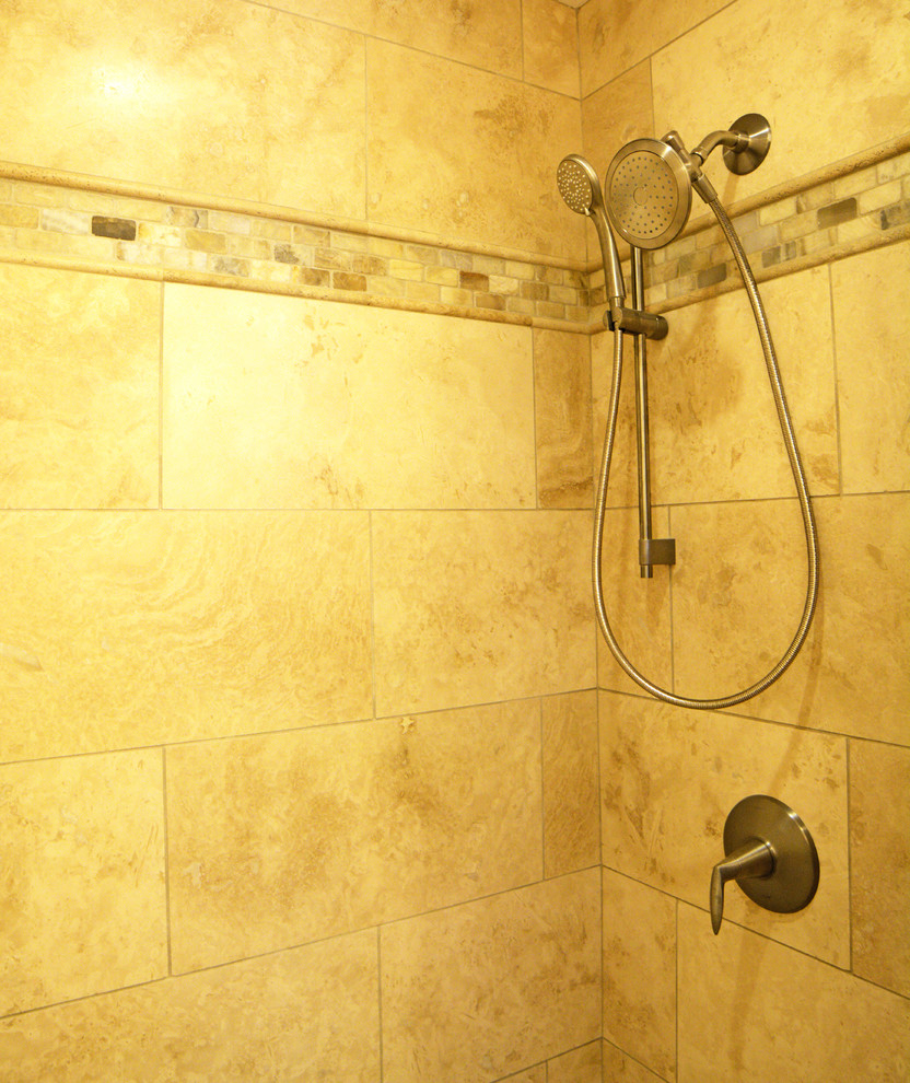 Exemple d'une douche en alcôve principale éclectique en bois brun de taille moyenne avec un placard à porte shaker, WC séparés, un carrelage beige, un carrelage de pierre, un mur beige, un sol en travertin, un lavabo encastré et un plan de toilette en quartz.
