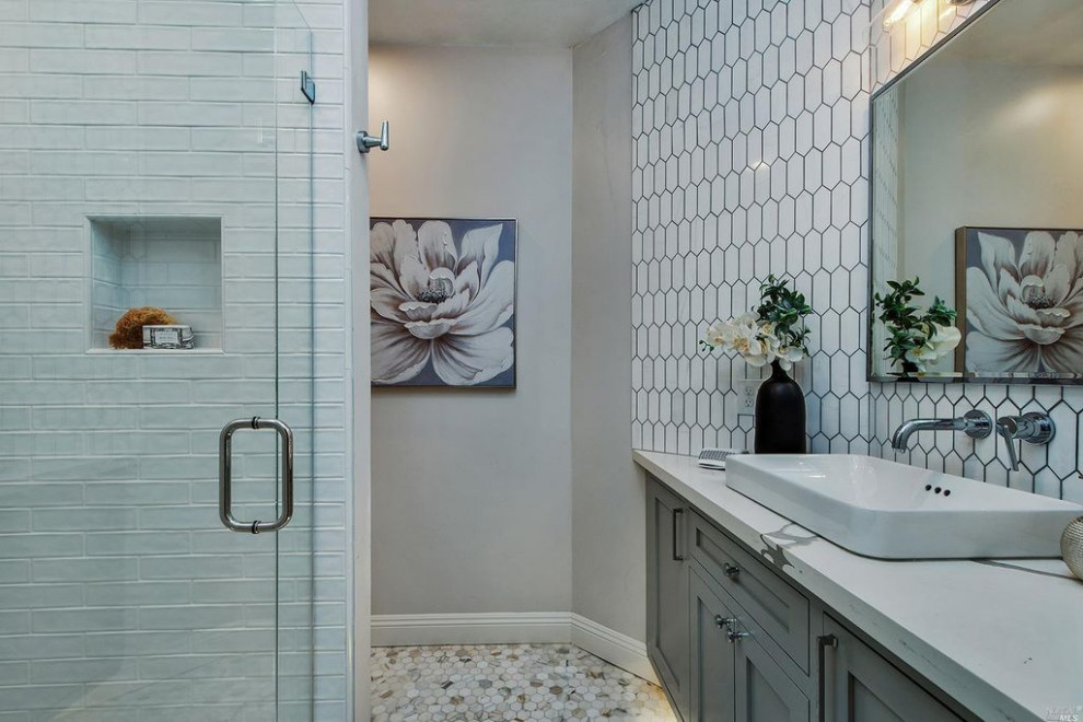 Cette image montre une salle de bain craftsman pour enfant avec des portes de placard blanches, un plan vasque, meuble simple vasque et meuble-lavabo encastré.