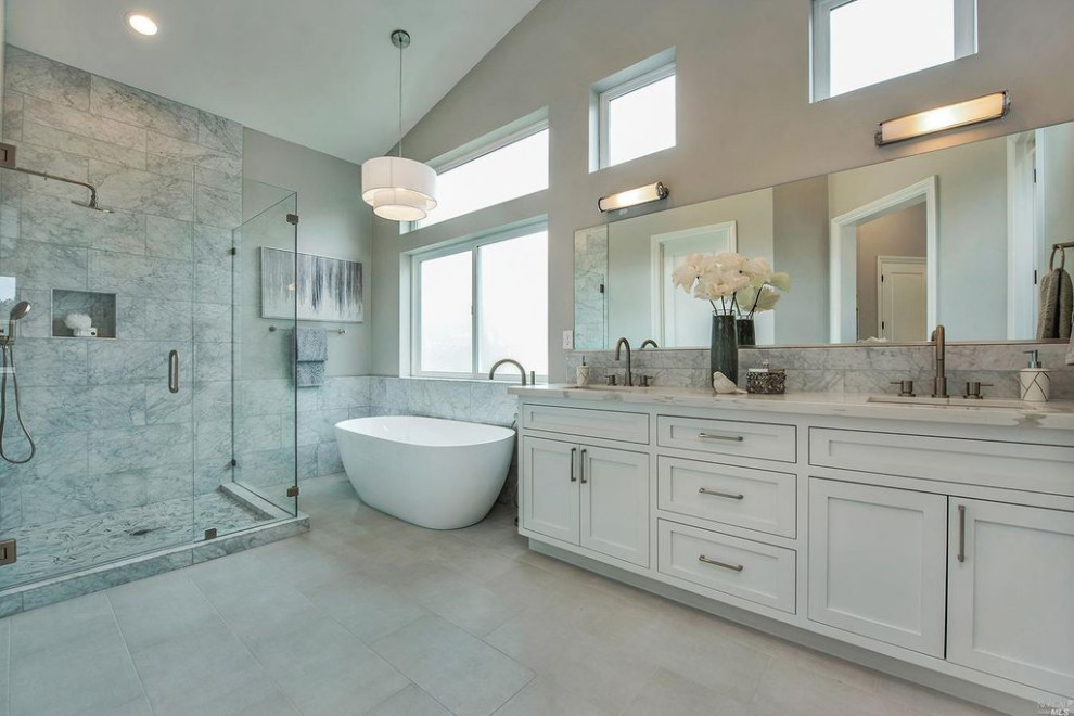 Esempio di una stanza da bagno padronale american style con vasca freestanding, doccia doppia, due lavabi e mobile bagno incassato