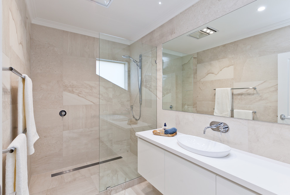 Diseño de cuarto de baño actual con armarios con paneles lisos, puertas de armario blancas, ducha abierta, baldosas y/o azulejos beige, lavabo sobreencimera y ducha abierta