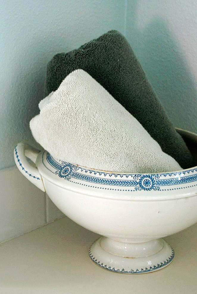 Immagine di una piccola stanza da bagno stile marino con ante in stile shaker, ante bianche, top in laminato, piastrelle bianche, piastrelle in ceramica, pareti blu e pavimento in linoleum