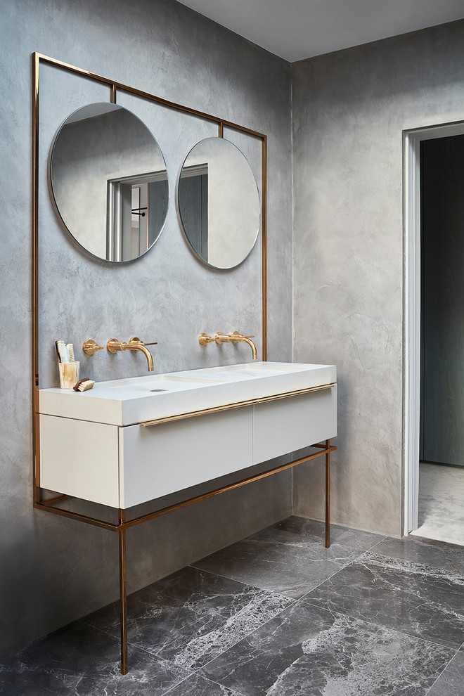 Стильный дизайн: ванная комната в современном стиле с плоскими фасадами, белыми фасадами, серыми стенами, монолитной раковиной, серым полом и белой столешницей - последний тренд