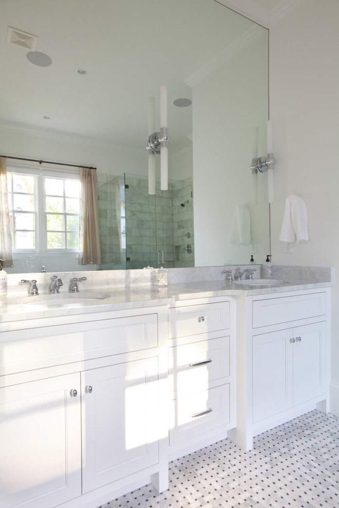 Immagine di una stanza da bagno padronale chic con lavabo sottopiano, ante bianche, top in marmo, vasca freestanding e pareti bianche