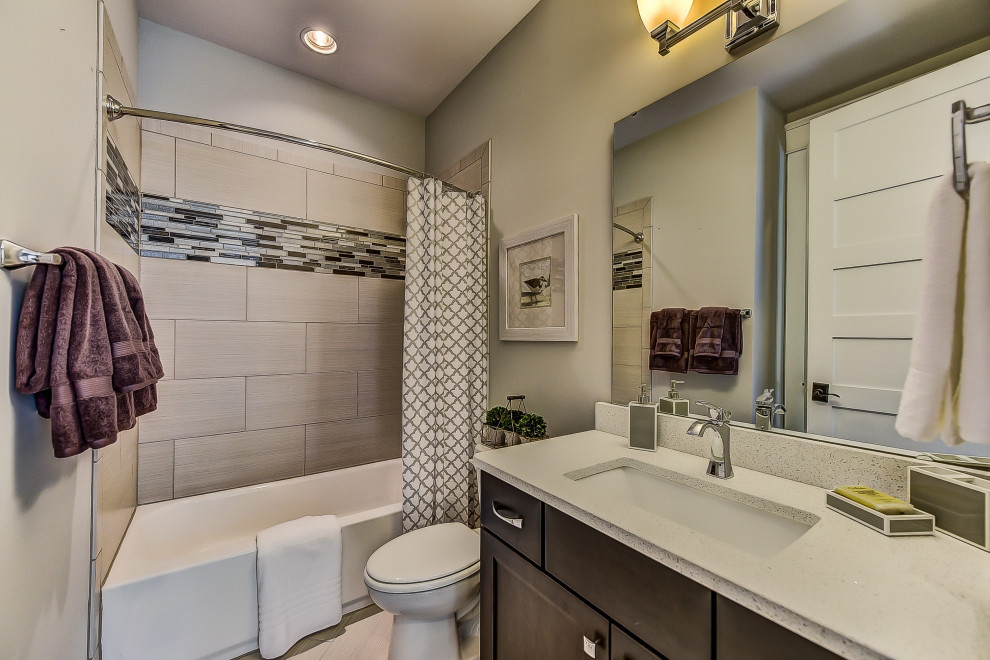 Свежая идея для дизайна: ванная комната среднего размера с фасадами с утопленной филенкой, коричневыми фасадами, душем над ванной, полом из керамической плитки, врезной раковиной, шторкой для ванной и встроенной тумбой - отличное фото интерьера