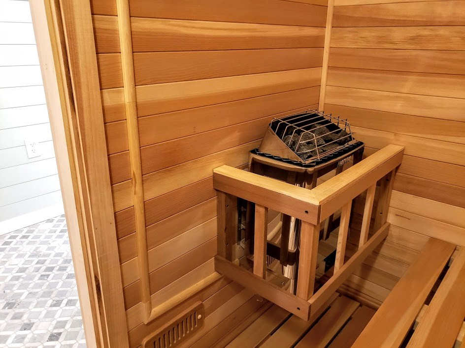 Exemple d'un sauna scandinave de taille moyenne.