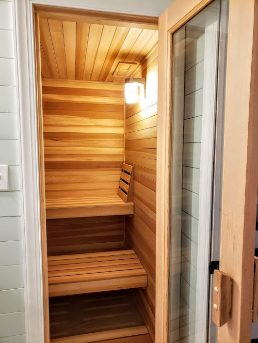Immagine di una sauna scandinava di medie dimensioni