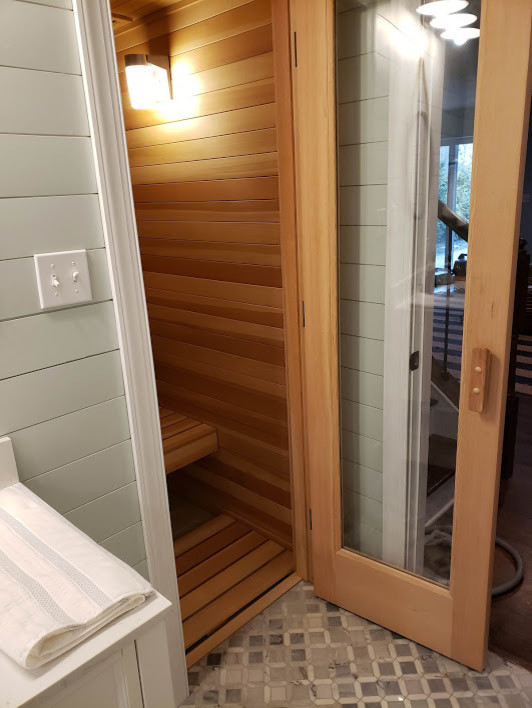 Cette image montre un sauna nordique de taille moyenne.