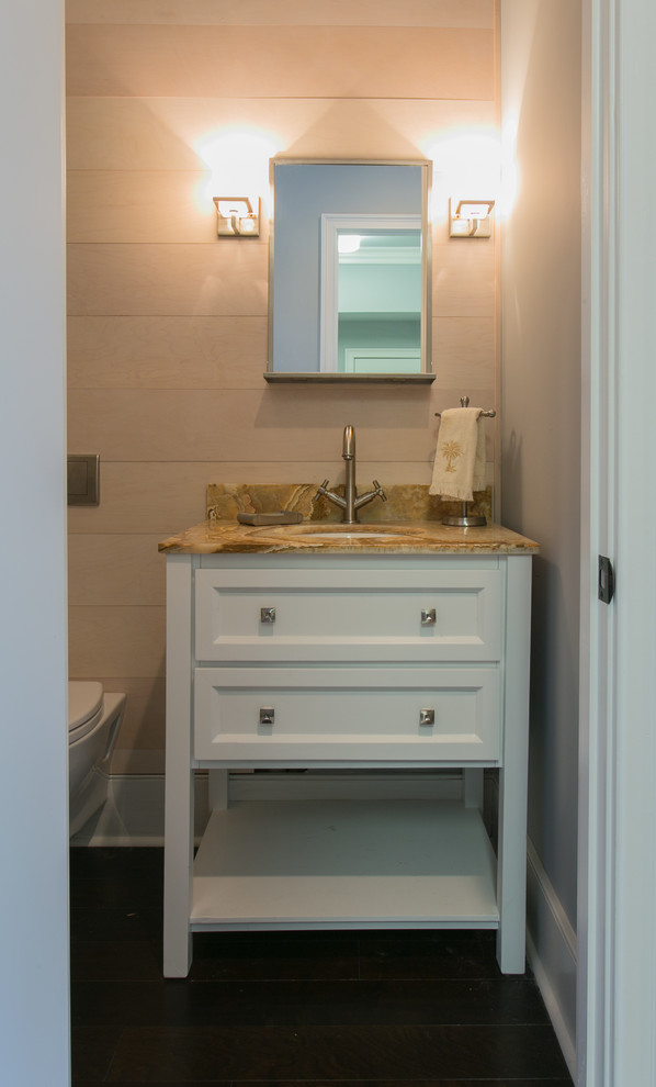 Идея дизайна: ванная комната в стиле неоклассика (современная классика) с врезной раковиной, фасадами с утопленной филенкой, белыми фасадами и мраморной столешницей