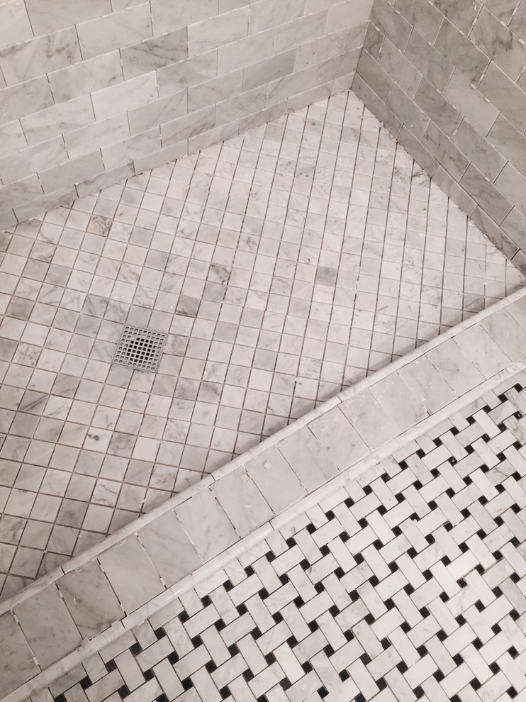 Foto di una stanza da bagno padronale chic di medie dimensioni con ante lisce, ante nere, doccia alcova, WC a due pezzi, pistrelle in bianco e nero, piastrelle in pietra, pareti grigie, pavimento in marmo, lavabo sottopiano e top in marmo