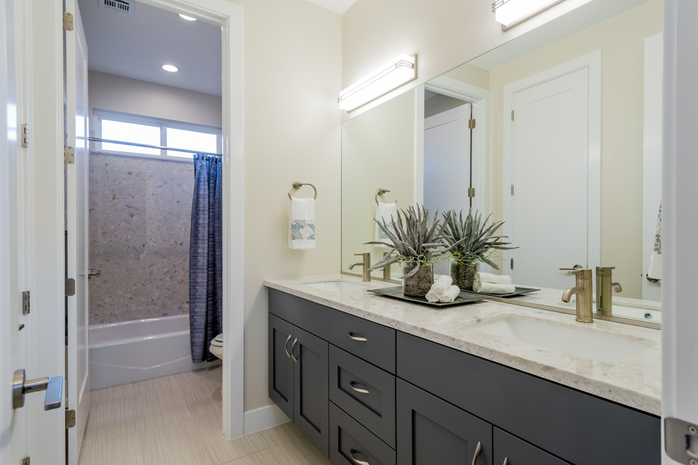 Idéer för att renovera ett mellanstort funkis badrum med dusch, med skåp i shakerstil, grå skåp, ett badkar i en alkov, en dusch/badkar-kombination, beige väggar, linoleumgolv, ett avlångt handfat och granitbänkskiva