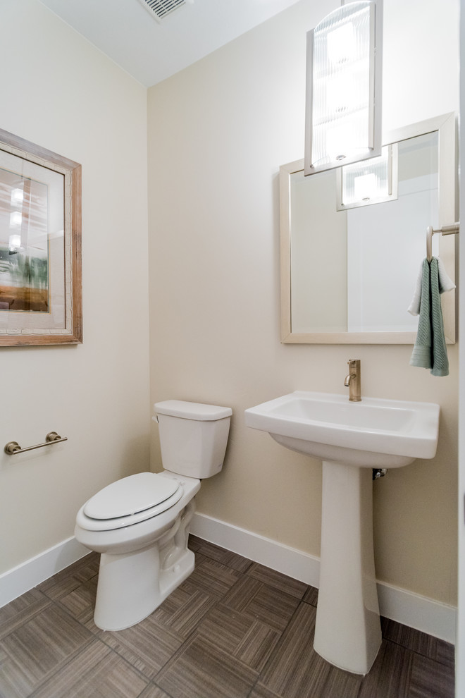 Inspiration för små moderna badrum med dusch, med en toalettstol med separat cisternkåpa, beige väggar, vinylgolv och ett piedestal handfat