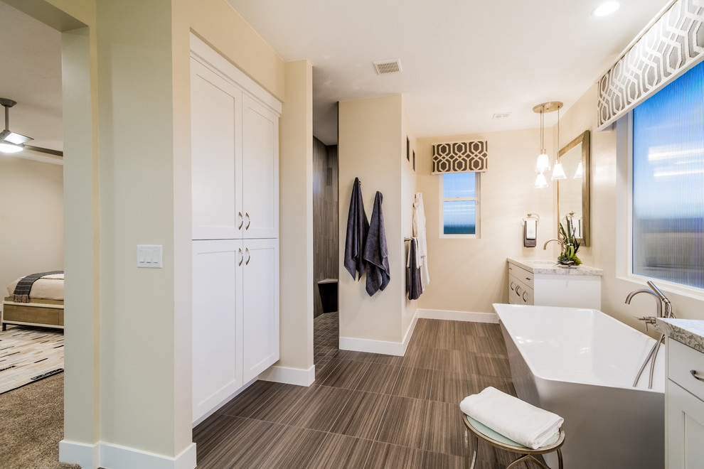 Exempel på ett mellanstort modernt en-suite badrum, med skåp i shakerstil, vita skåp, ett fristående badkar, beige väggar, vinylgolv, ett undermonterad handfat och granitbänkskiva