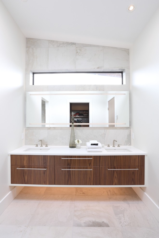 Modernes Badezimmer En Suite mit flächenbündigen Schrankfronten, hellbraunen Holzschränken, grauen Fliesen, Porzellanfliesen, weißer Wandfarbe, Porzellan-Bodenfliesen, Unterbauwaschbecken und Quarzwerkstein-Waschtisch in Vancouver