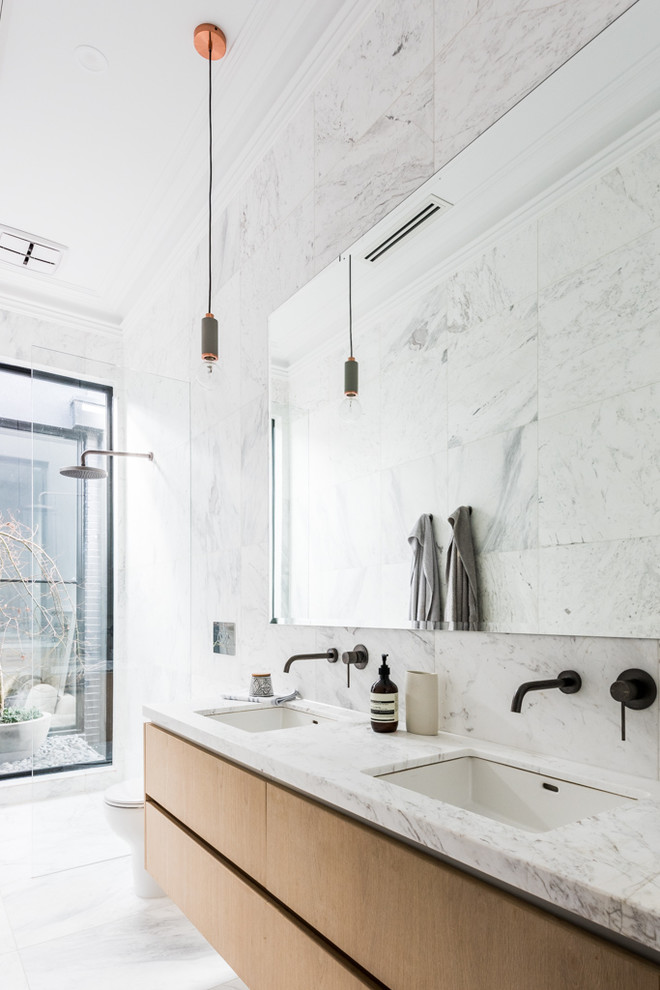 Exempel på ett litet modernt en-suite badrum, med ett undermonterad handfat, marmorbänkskiva, släta luckor, skåp i mellenmörkt trä, våtrum, grå kakel, vit kakel, marmorkakel, marmorgolv, vitt golv och med dusch som är öppen