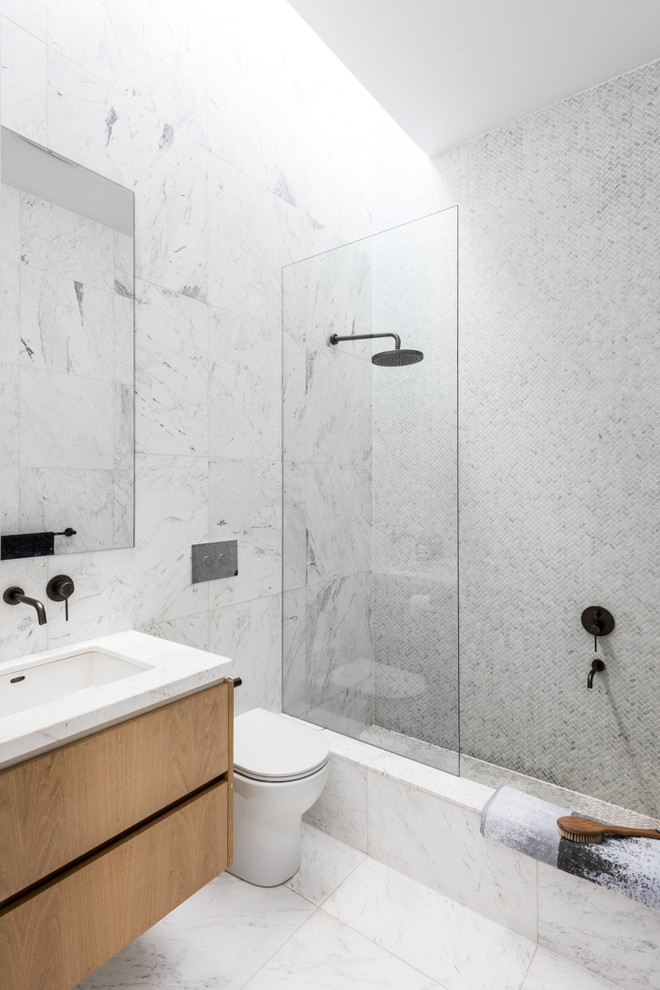 Imagen de cuarto de baño principal moderno pequeño con lavabo bajoencimera y encimera de mármol