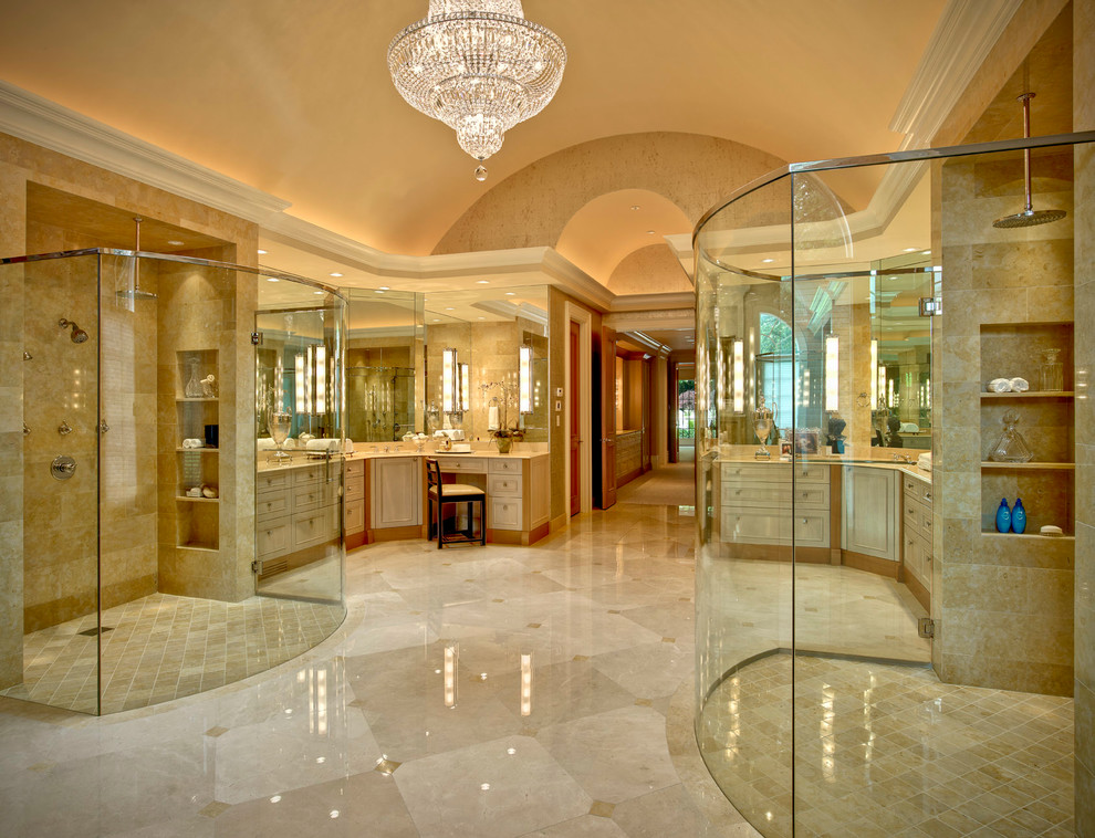 Cette photo montre une salle de bain principale chic avec des portes de placard beiges, une douche double et un carrelage beige.