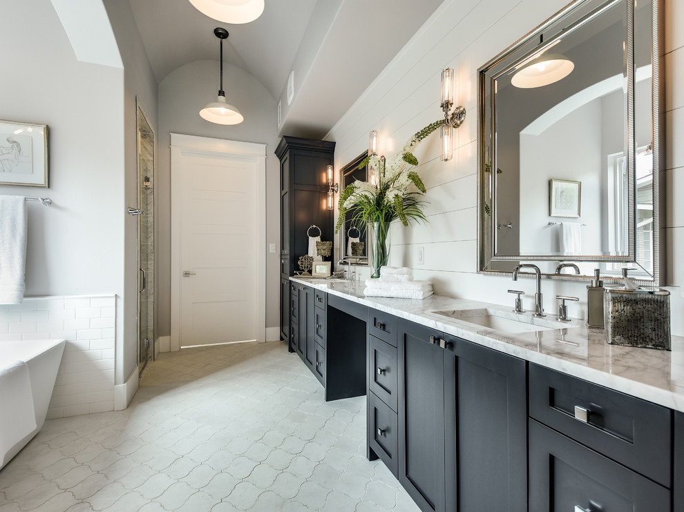 Idéer för att renovera ett lantligt en-suite badrum, med skåp i shakerstil, svarta skåp, ett fristående badkar, en dusch i en alkov, grå kakel, vit kakel, grå väggar, cementgolv, ett undermonterad handfat, grått golv och dusch med gångjärnsdörr