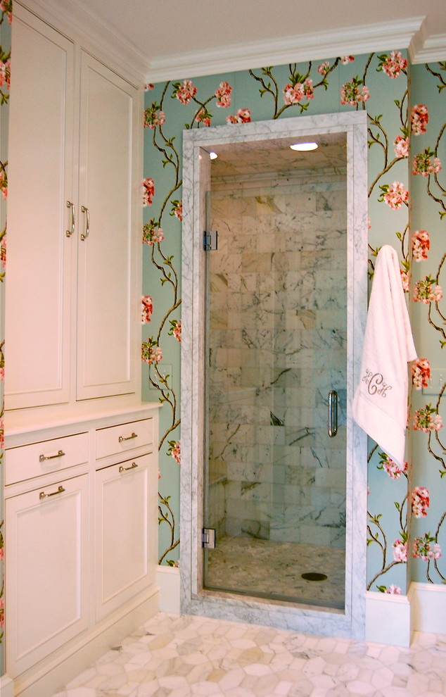 Cette image montre une grande salle de bain principale traditionnelle avec un placard à porte shaker, des portes de placard blanches, une douche d'angle, WC à poser, un sol en marbre et un lavabo encastré.