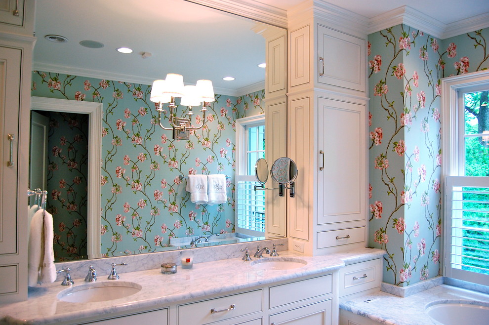 Идея дизайна: большая главная ванная комната в классическом стиле с фасадами в стиле шейкер, белыми фасадами, угловым душем, унитазом-моноблоком, мраморным полом и врезной раковиной
