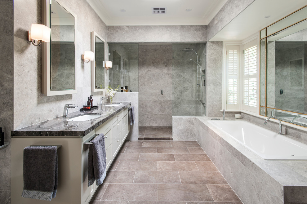 Idéer för att renovera ett stort vintage svart svart en-suite badrum, med skåp i shakerstil, grå skåp, ett platsbyggt badkar, en dubbeldusch, en bidé, grå kakel, kakelplattor, grå väggar, klinkergolv i porslin, ett undermonterad handfat, marmorbänkskiva, brunt golv och med dusch som är öppen