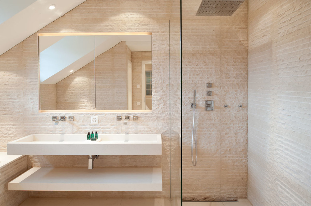 Свежая идея для дизайна: ванная комната в современном стиле с монолитной раковиной, открытым душем и открытым душем - отличное фото интерьера