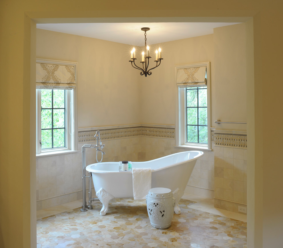 Источник вдохновения для домашнего уюта: ванная комната в стиле неоклассика (современная классика) с отдельно стоящей ванной и окном