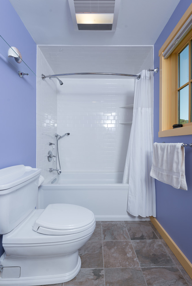 Immagine di una piccola stanza da bagno tradizionale con vasca ad alcova, vasca/doccia, WC monopezzo, pareti viola, pavimento con piastrelle in ceramica, pavimento marrone e doccia con tenda