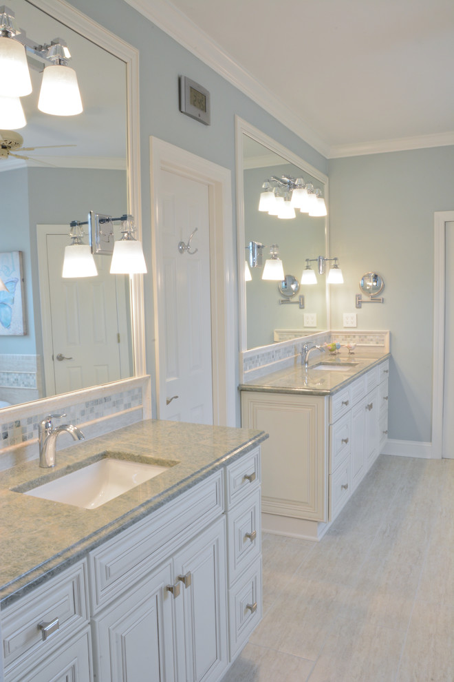 Свежая идея для дизайна: главная ванная комната в классическом стиле с врезной раковиной, белыми фасадами, мраморной столешницей, бежевой плиткой, каменной плиткой, синими стенами и полом из керамогранита - отличное фото интерьера