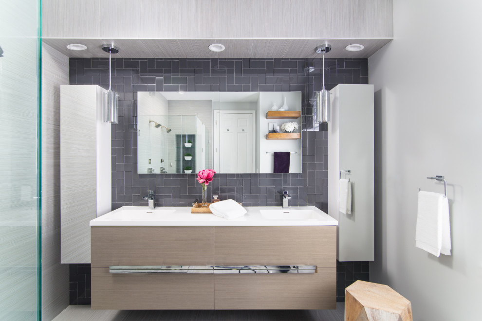 Ispirazione per una piccola stanza da bagno padronale contemporanea con ante lisce, ante in legno chiaro, doccia doppia, piastrelle grigie, piastrelle di vetro e doccia aperta