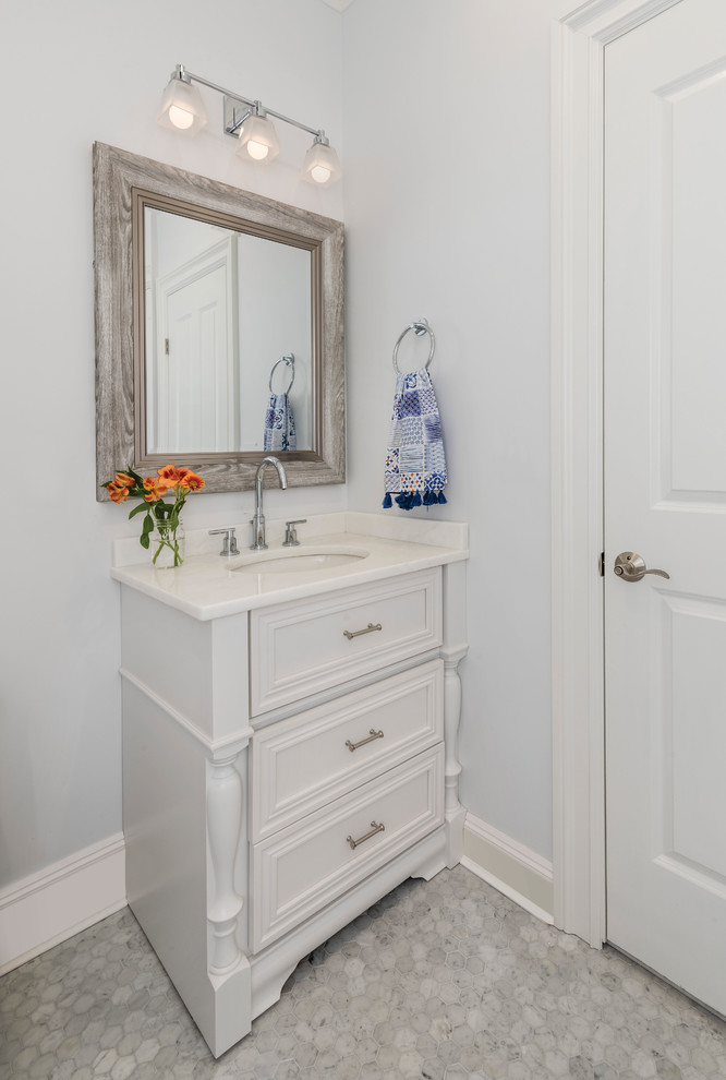 Esempio di una piccola stanza da bagno con doccia classica con consolle stile comò, ante bianche, pavimento con piastrelle in ceramica, lavabo sottopiano, top in marmo e pavimento grigio