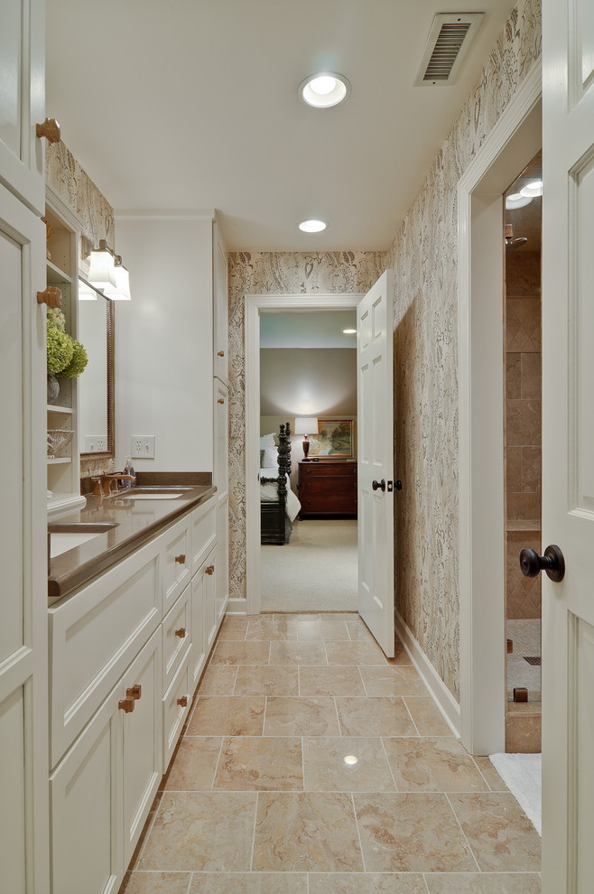 Immagine di una stanza da bagno chic con lavabo sottopiano, ante bianche, doccia alcova, piastrelle beige e ante con riquadro incassato