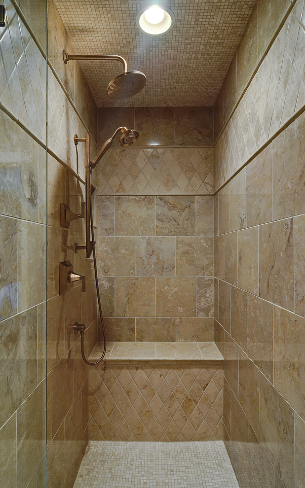 Imagen de cuarto de baño tradicional con baldosas y/o azulejos en mosaico