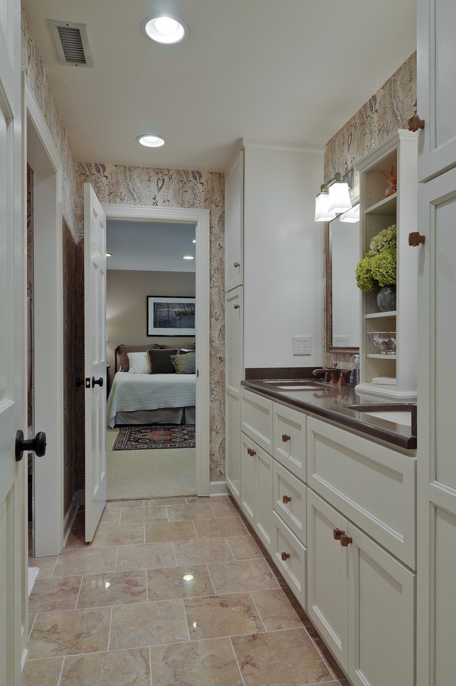 Diseño de cuarto de baño clásico con armarios con paneles empotrados, puertas de armario blancas, baldosas y/o azulejos beige y paredes beige