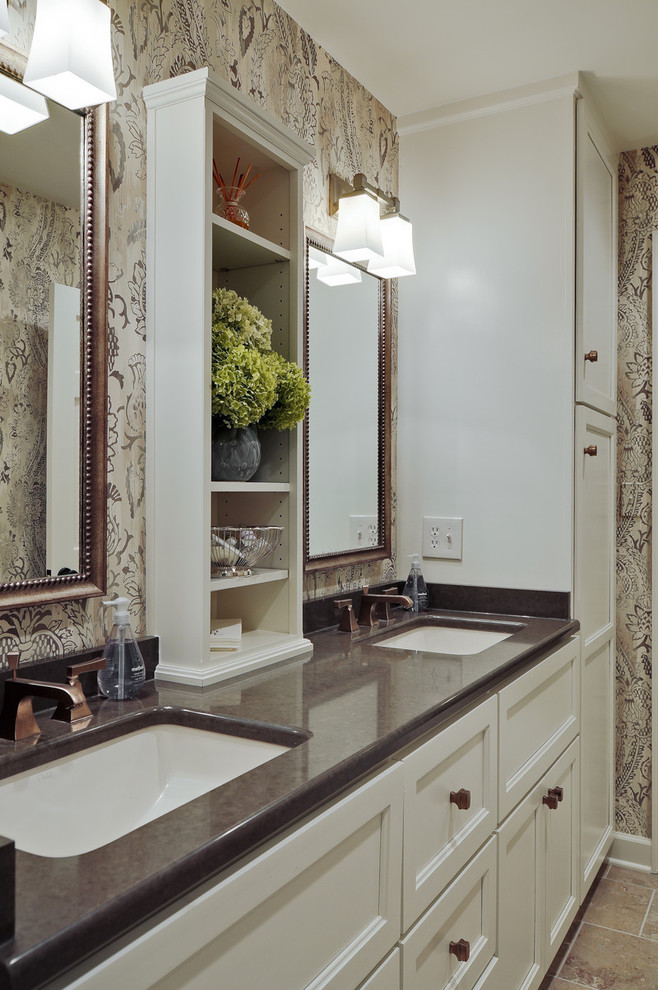 ナッシュビルにあるトラディショナルスタイルのおしゃれな浴室 (アンダーカウンター洗面器、落し込みパネル扉のキャビネット、白いキャビネット) の写真
