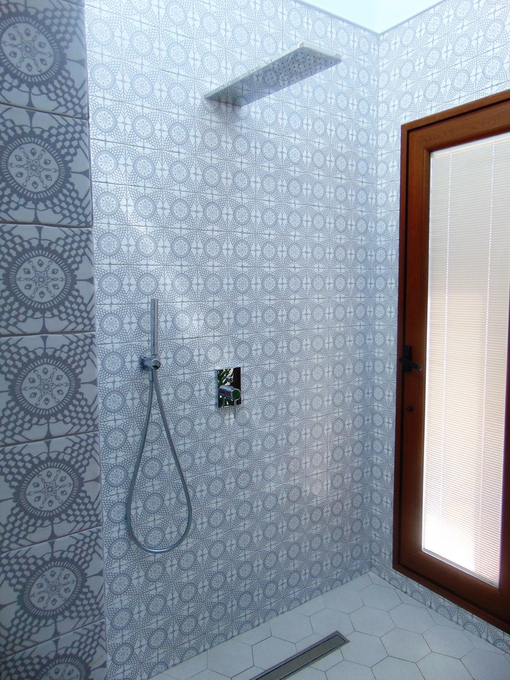 Foto di una stanza da bagno padronale mediterranea di medie dimensioni con doccia aperta, piastrelle bianche, pareti grigie, pavimento con piastrelle in ceramica, pavimento bianco e doccia aperta