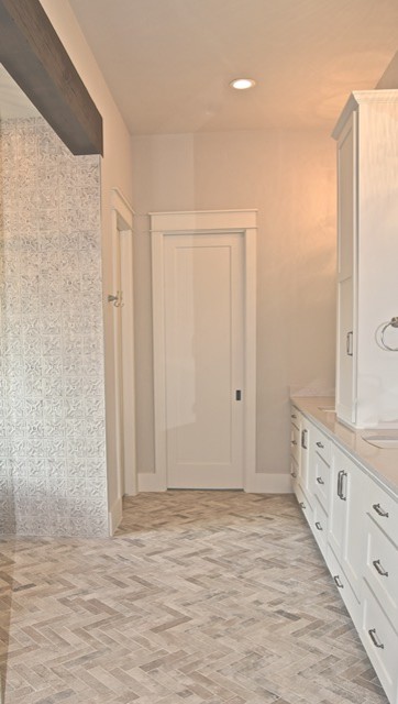 Réalisation d'une grande salle de bain principale tradition avec un placard avec porte à panneau encastré, des portes de placard blanches, un mur beige, un sol en carrelage de céramique, un lavabo encastré, un plan de toilette en quartz modifié et un sol beige.