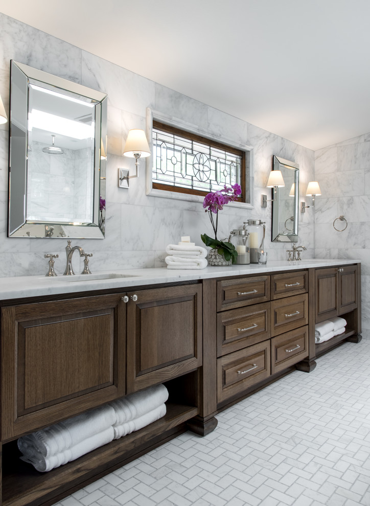 Klassisches Badezimmer mit profilierten Schrankfronten, dunklen Holzschränken, grauen Fliesen, Unterbauwaschbecken, weißem Boden und weißer Waschtischplatte in Austin