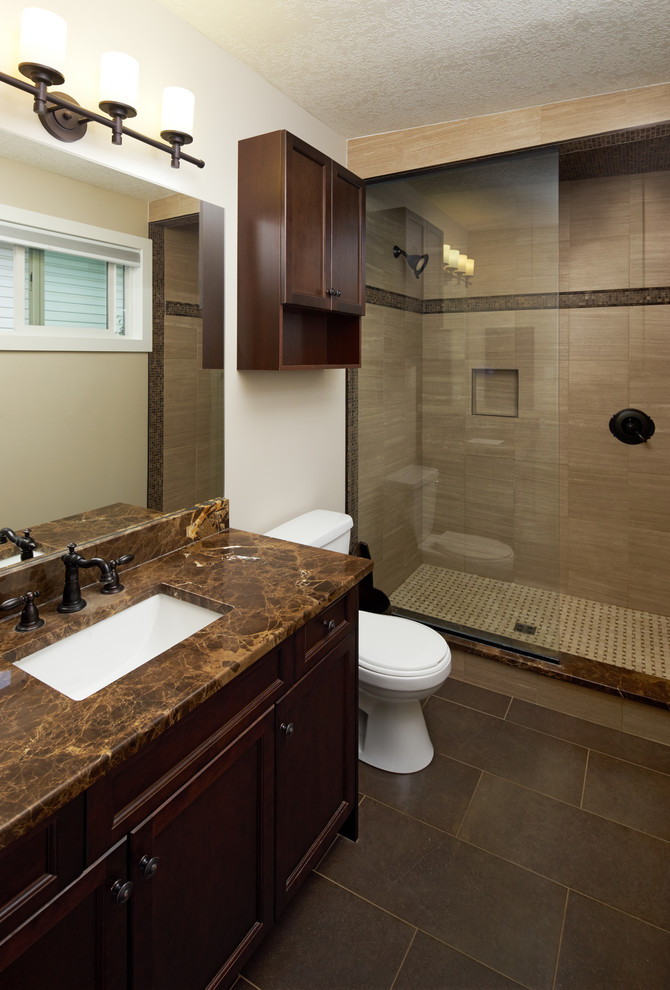 Bild på ett stort vintage brun brunt en-suite badrum, med skåp i shakerstil, bruna skåp, en dusch i en alkov, en toalettstol med hel cisternkåpa, beige väggar, klinkergolv i porslin, ett undermonterad handfat, bänkskiva i onyx, brunt golv och dusch med skjutdörr